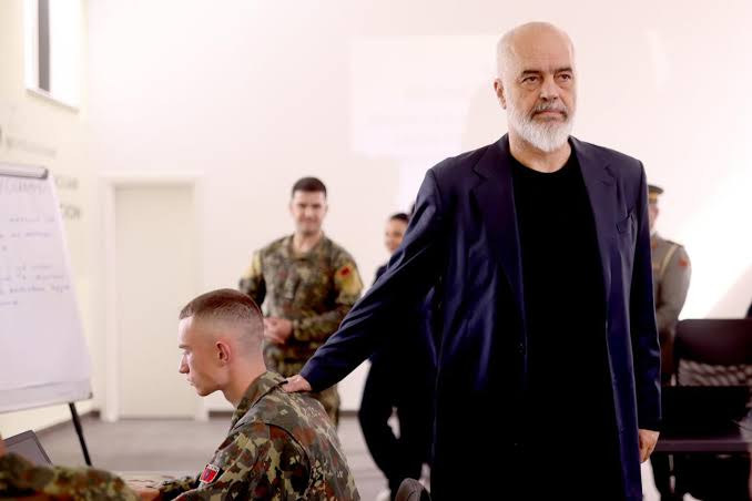 Edi Rama obilazi vojne pogone za proizvodnju dronova